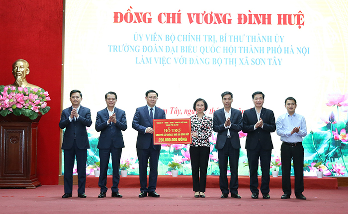 Bí thư Thành ủy Hà Nội Vương Đình Huệ trao kinh phí xây dựng nhà Đại đoàn kết cho Thị xã Sơn Tây.