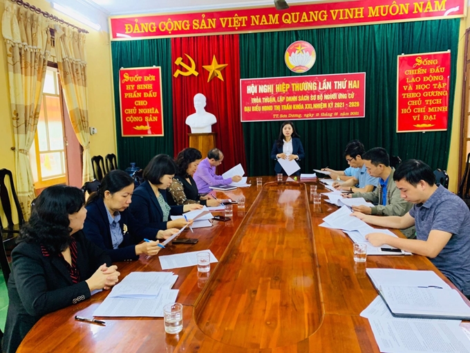 Chủ tịch Uỷ ban MTTQ thị trấn Sơn Dương Trần Thị Thu Hiền chủ trì hội nghị