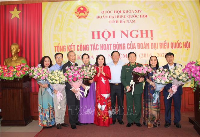 Lãnh đạo tỉnh Hà Nam tặng hoa các đại biểu quốc hội tỉnh Hà Nam. Ảnh: TTXVN