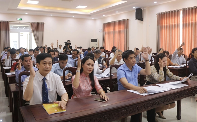 Các đại biểu biểu quyết thống nhất các vấn đề tại Hội nghị hiệp thương lần thứ hai của tỉnh Thừa Thiên Huế. (Ảnh: M.Nguyên)