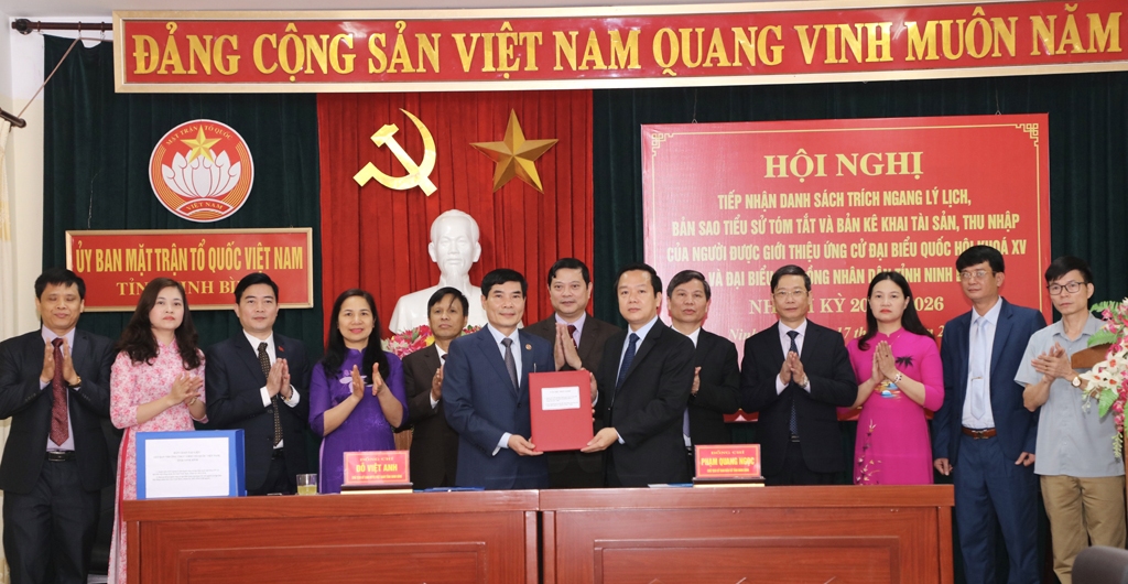 Bàn giao hồ sơ người ứng cử đại biểu Quốc hội khóa XV và đại biểu HĐND tỉnh Ninh Bình, nhiệm kỳ 2021-2026