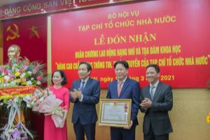 Tạp chí Tổ chức nhà nước đón nhận Huân chương Lao động hạng Nhì