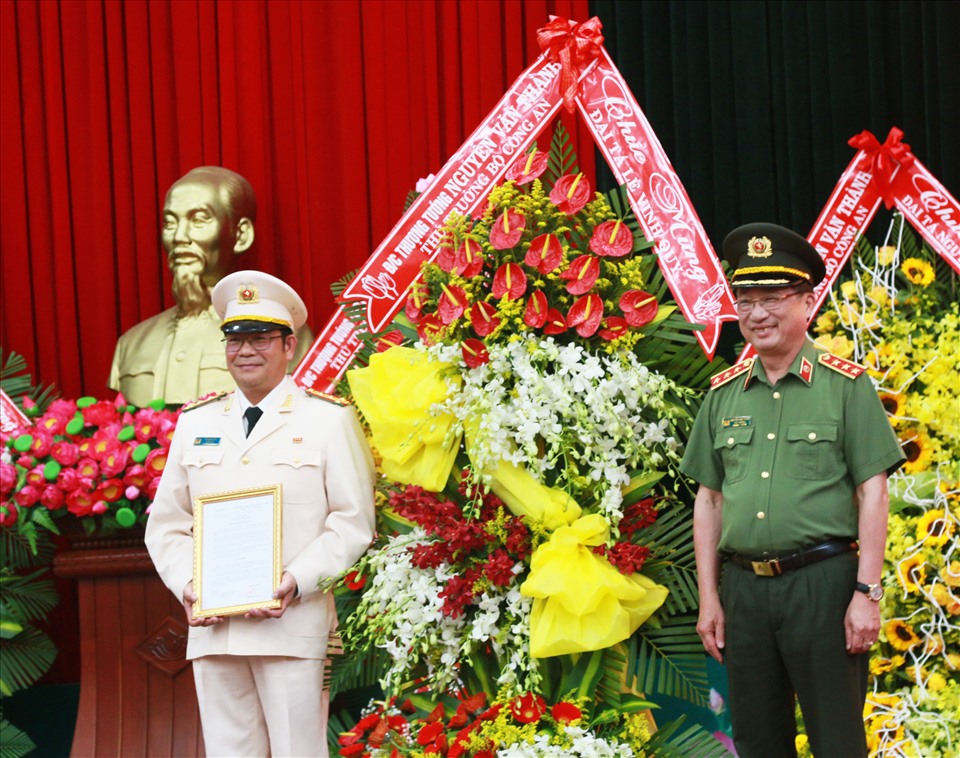 Đại tá Lê Vinh Quy nhận quyết định làm Giám đốc Công an tỉnh Đắk Lắk. (Ảnh: Bảo Trung)