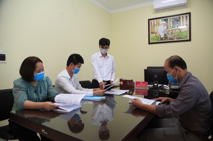 Cán bộ MTTQ phường Tích Sơn, thành phố Vĩnh Yên trao đổi kế hoạch giám sát công tác bầu cử đại biểu Quốc hội và HĐND các cấp trên địa bàn