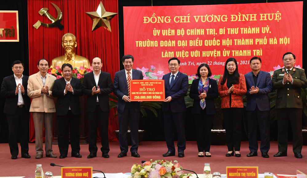 Bí thư Thành ủy Hà Nội Vương Đình Huệ trao kinh phí hỗ trợ xây dựng nhà Đại đoàn kết cho huyện Thanh Trì.