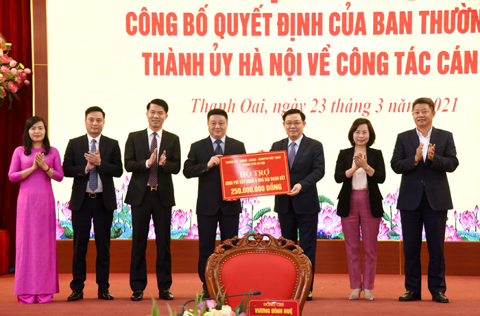 Bí thư Thành ủy Hà Nội Vương Đình Huệ trao kinh phí hỗ trợ xây dựng nhà Đại đoàn kết cho các hộ gia đình có hoàn cảnh khó khăn trên địa bàn huyện Thanh Oai.