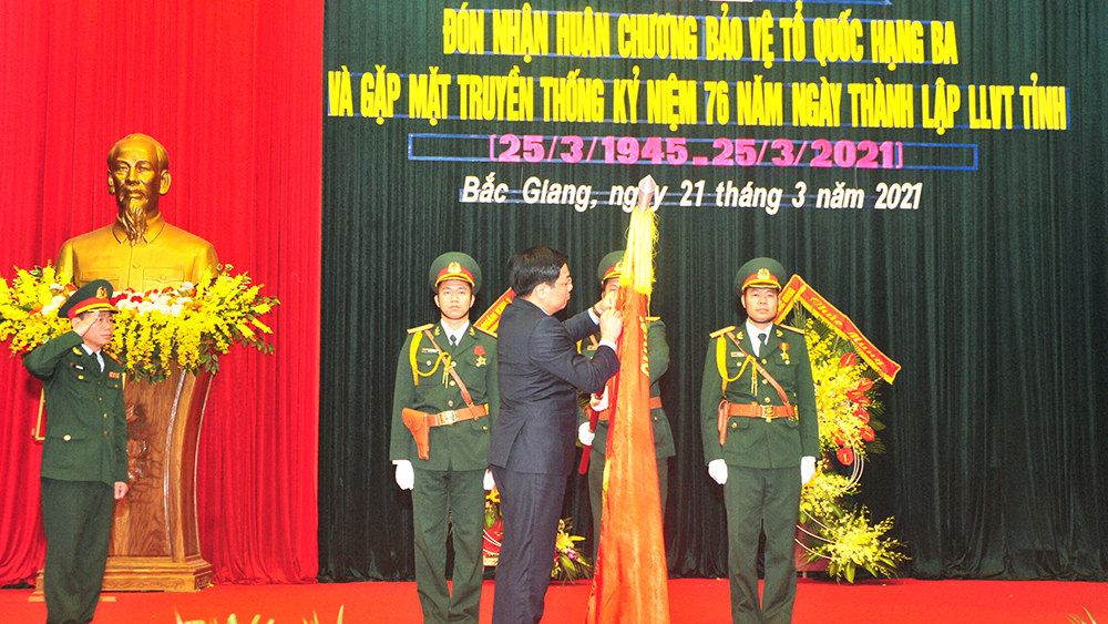 Thừa ủy quyền của Chủ tịch nước, đồng chí Dương Văn Thái đã trao tặng Huân chương Bảo vệ Tổ quốc hạng Ba lên Quân kỳ Quyết thắng của LLVT tỉnh.