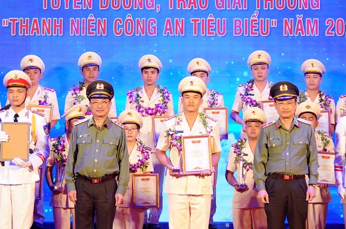 Thứ trưởng Nguyễn Văn Thành và Thiếu tướng Nguyễn Ngọc Toàn trao Giải thưởng “Thanh niên Công an tiêu biểu” năm 2020 cho 23 cá nhân xuất sắc. Ảnh: Mỹ Khánh.