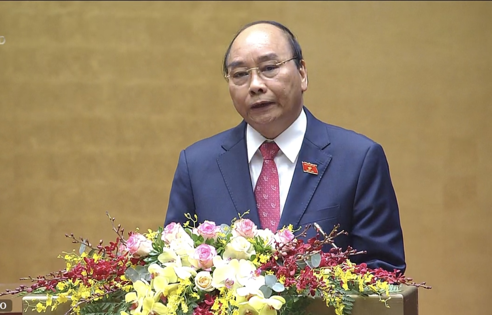 Thủ tướng Nguyễn Xuân Phúc trình bày báo cáo của Chính phủ tại phiên khai mạc Kỳ họp thứ 11, Quốc hội khóa XIV. (Ảnh: TH).