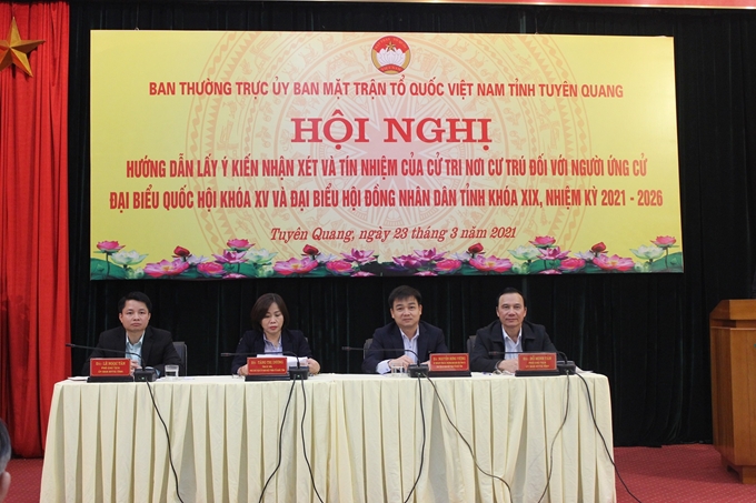Chủ tịch Uỷ ban MTTQ tỉnh Nguyễn Hưng Vượng và các Phó Chủ tịch Uỷ ban MTTQ tỉnh chủ trì hội nghị