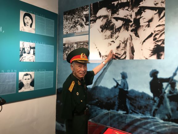Anh hùng Lực lượng vũ trang nhân dân La Văn Cầu tại triển lãm. Ảnh: ĐT