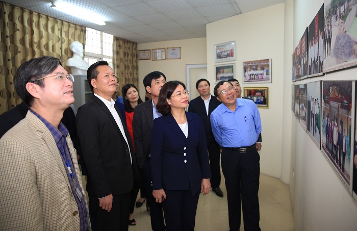 Phó Bí thư Thường trực Thành ủy Hà Nội Nguyễn Thị Tuyến thăm Nhà Truyền thống xã Song Phượng.