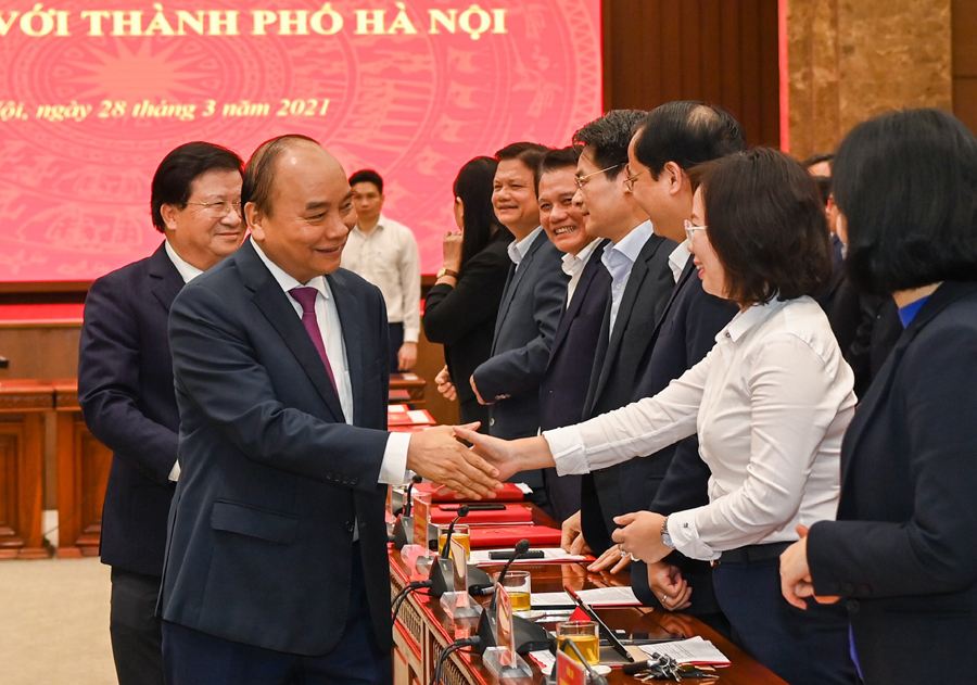 Thủ tướng Nguyễn Xuân Phúc với các đại biểu dự buổi làm việc.