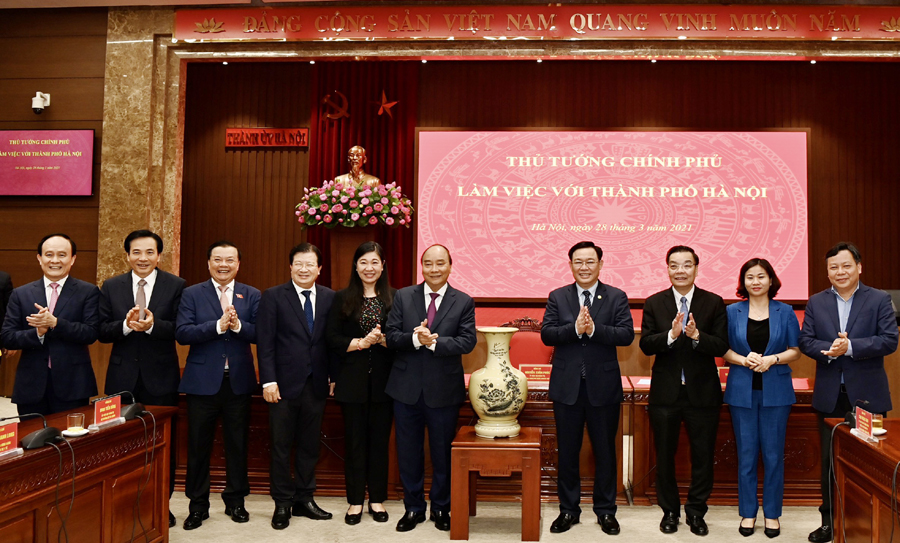 Thủ tướng Chính phủ Nguyễn Xuân Phúc tặng quà TP Hà Nội.