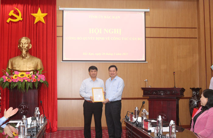 Đồng chí Hoàng Duy Chinh trao Nghị quyết của Ủy ban Thường vụ Quốc hội về phê chuẩn kết quả bầu Phó Chủ tịch HĐND tỉnh Bắc Kạn, nhiệm kỳ 2016 – 2021 đối với đồng chí Nông Quang Nhất (Ảnh: Xuân Nghiệp)