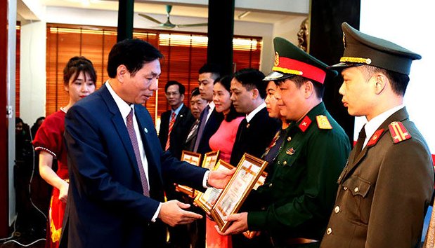 Chủ tịch UBND thành phố Lạng Sơn trao tặng giấy khen cho các tập thể điển hình (Ảnh: Trí Dũng).
