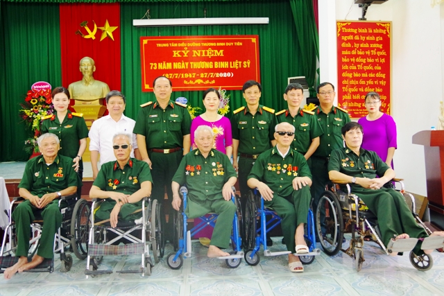 Đồng chí Thiếu tướng Nguyễn Việt Hùng, UVTV Đảng ủy, Phó Chính ủy Tổng cục  thăm, tặng quà Trung tâm Điều dưỡng thương binh Duy Tiên nhân dịp Kỷ niệm 73 năm Ngày TBLS (27/7/1947-27/7/2020) (Ảnh: Tổng cục CNQP)