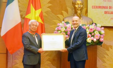 Trao Huân chương Công trạng Italia tặng đồng chí Phan Thanh Bình
