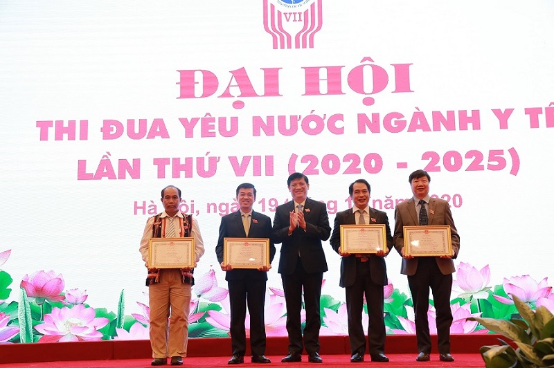 Bộ trưởng Bộ Y tế Nguyễn Thanh Long trao tặng Bằng khen cho đại diện các tập thể và cá nhân vì vì có nhiều thành tích trong các phong trào thi đua giai đoạn 2015-2020 và đặc biệt những người trực tiếp tham gia vào công tác phòng, chống đại dịch COVID-19. (Ảnh: TL)