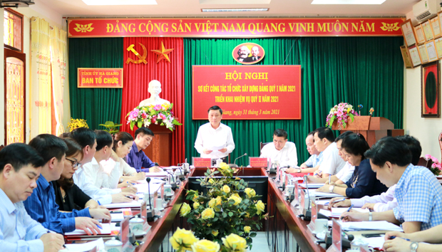 Đồng chí Nguyễn Minh Tiến, Trưởng Ban Tổ chức Tỉnh ủy phát biểu tại hội nghị (Ảnh: Phạm Hoan).