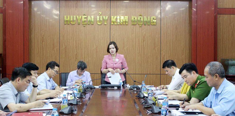 Đoàn kiểm tra số 4 kiểm tra công tác bầu cử tại huyện Kim Động (Ảnh: Lệ Thu)