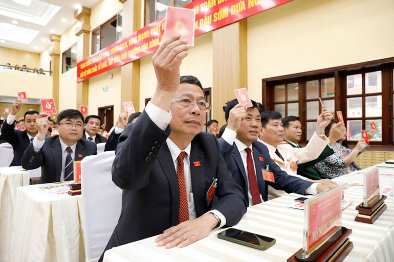 Các đại biểu biểu quyết thông qua Nghị quyết Đại hội Đảng bộ tỉnh Lâm Đồng khóa XI, nhiệm kỳ 2020-2025. (Ảnh: TL)