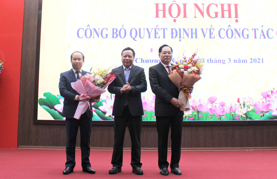 Phó Bí thư Thành ủy Hà Nội Nguyễn Văn Phong trao Quyết định, tặng hoa chúc mừng 2 đồng chí Đinh Mạnh Hùng và Nguyễn Đình Hoa.