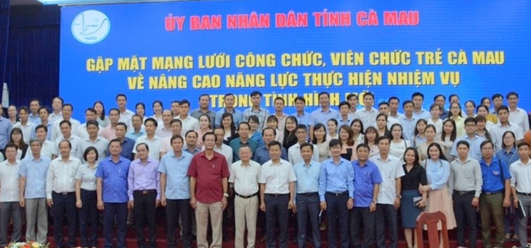 Chủ tịch UBND tỉnh Cà Mau Lê Quân và các đại biểu chụp ảnh lưu niệm tại buổi gặp