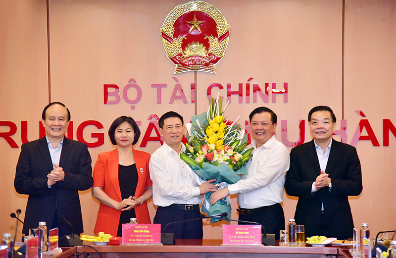 Bí thư Thành ủy Hà Nội Đinh Tiến Dũng, Bộ trưởng Bộ Tài chính Hồ Đức Phớc với các đồng chí Thường trực Thành ủy Hà Nội.