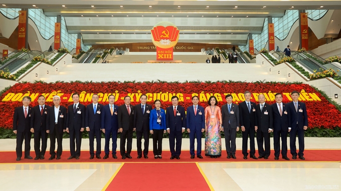 Ủy viên Bộ Chính trị, Phó Thủ tướng, Bộ trưởng Ngoại giao Phạm Bình Minh chụp ảnh với các đại biểu Bộ Ngoại giao dự Đại hội XIII, tháng 1/2021. (Ảnh: Tuấn Anh)