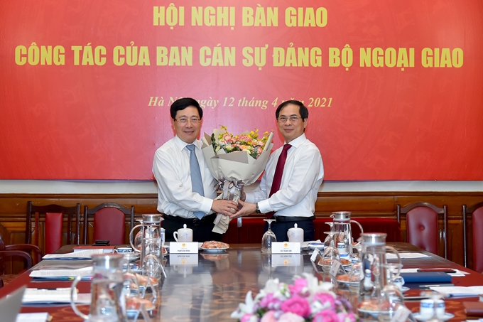 Phó Thủ tướng Phạm Bình Minh chúc mừng đồng chí Bùi Thanh Sơn được Đảng và Nhà nước bổ nhiệm trọng trách Bộ trưởng Bộ Ngoại giao.