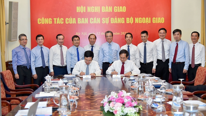 Phó Thủ tướng Phạm Bình Minh và Bộ trưởng Bùi Thanh Sơn ký Biên bản bàn giao công việc thuộc chức trách, nhiệm vụ của Bộ trưởng Bộ Ngoại giao.