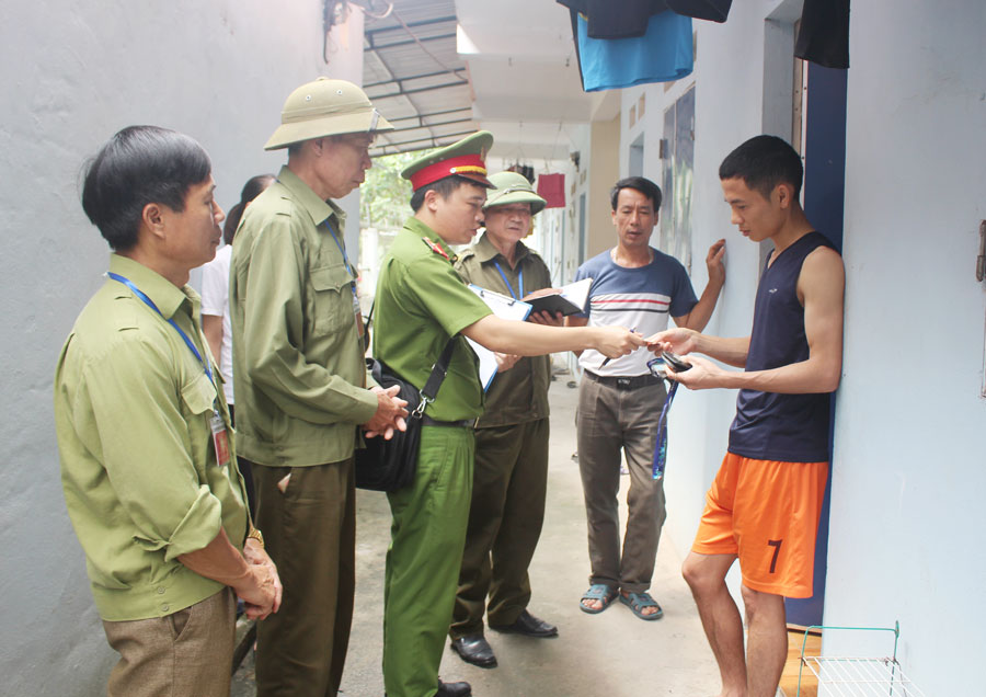Các lực lượng tại thị xã Phổ Yên, tỉnh Thái Nguyễn phối hợp rà soát, lập danh sách cử tri tham gia bầu cử. (Ảnh: TP).