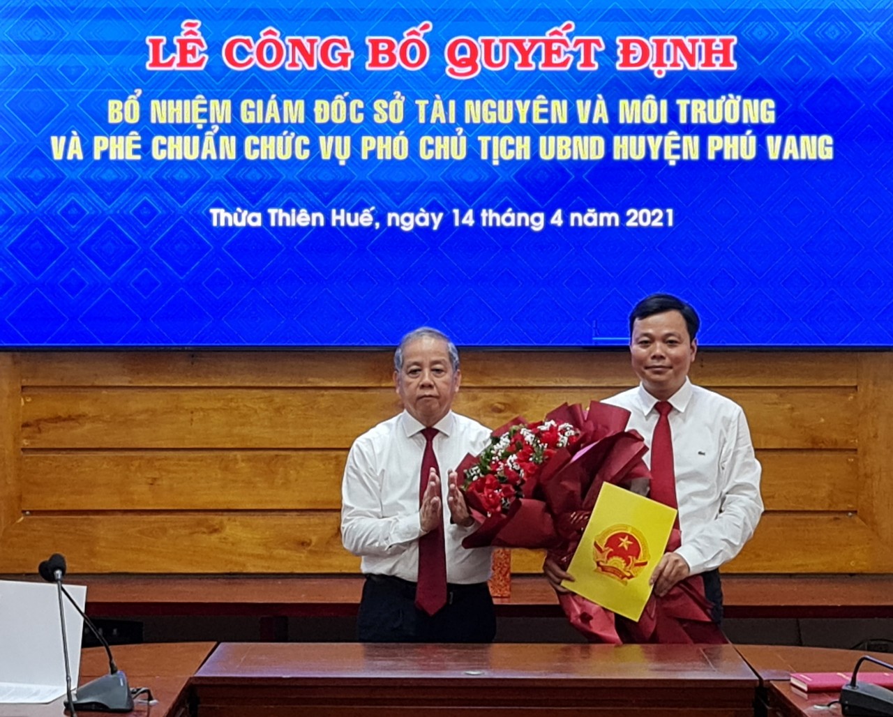 Chủ tịch UBND tỉnh Phan Ngọc Thọ trao quyết định và tặng hoa chúc mừng đến ông Lê Bá Phúc (ảnh: baothuathienhue.vn)