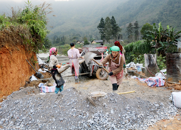 Người dân xã Phố Là (Đồng Văn) góp công làm đường bê tông nông thôn. Ảnh: Báo Hà Giang