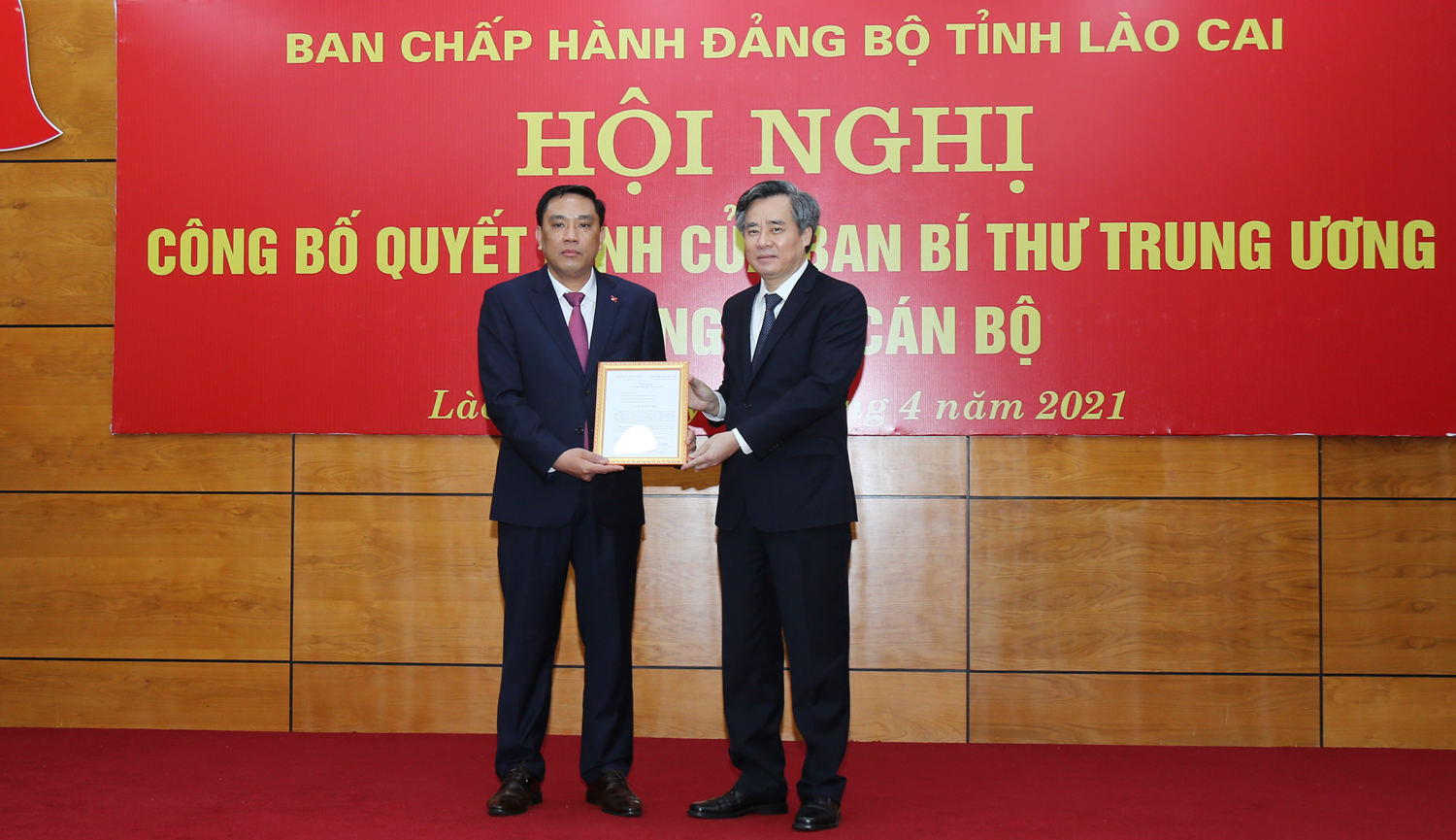 Phó trưởng Ban Tổ chức Trung ương Nguyễn Quang Dương trao Quyết định bổ nhiệm của Ban Bí thư Trung ương Đảng cho đồng chí Hoàng Giang. (Ảnh: LC)