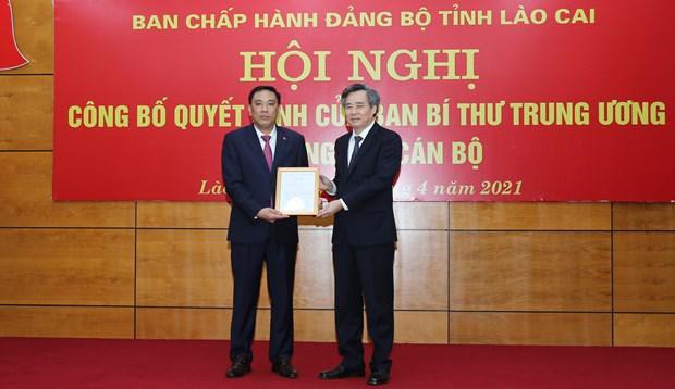 Đồng chí Nguyễn Quang Dương, ủy viên Trung ương Đảng, Phó trưởng Ban Tổ chức Trung ương trao Quyết định của Ban Bí thư cho đồng chí Hoàng Giang.