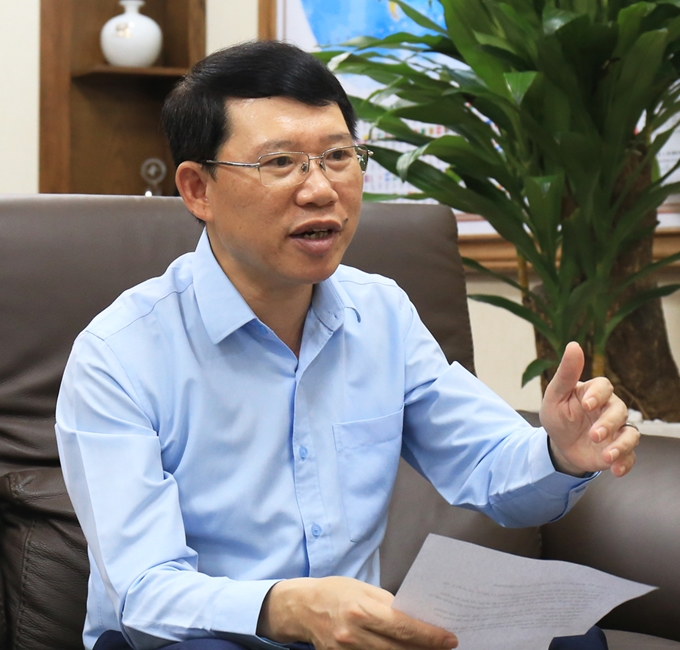 Chủ tịch UBND tỉnh Bắc Giang Lê Ánh Dương trao đổi với phóng viên - Ảnh: Trịnh Lan