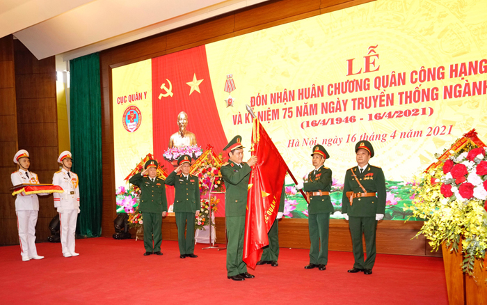 Thừa ủy quyền của Chủ tịch nước, Trung tướng Vũ Hải Sản gắn Huân chương Quân công hạng Nhì lên Quân kỳ Quyết thắng của Cục Quân y.