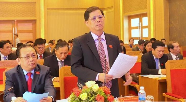 Đồng chí Nguyễn Tấn Tuân - Phó Bí thư Tỉnh ủy, Chủ tịch UBND tỉnh góp ý dự thảo các báo cáo tổng kết hoạt động nhiệm kỳ 2016 - 2021. (Ảnh: Bảo Anh)