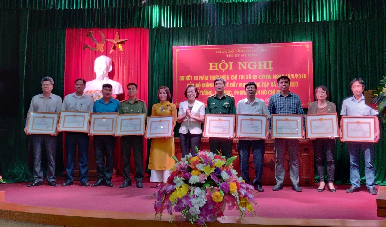 Đồng chí Trần Thị Thanh Thủy - Bí thư Thị ủy Mỹ Hào trao bằng khen cho các tập thể, cá nhân có thành tích xuất sắc trong việc học tập và làm theo tư tưởng, đạo đức, phong cách Hồ Chí Minh.