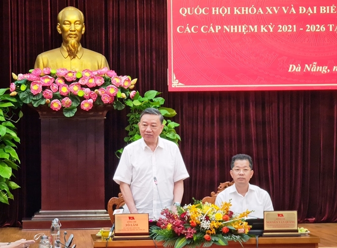 Đồng chí Tô Lâm, Uỷ viên Bộ Chính trị, Bộ trưởng Bộ Công an, Ủy viên Hội đồng bầu cử quốc gia, Trưởng đoàn công tác phát biểu chỉ đạo tại buổi làm việc.