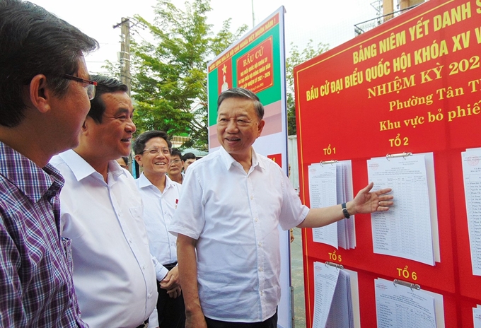Đồng chí Tô Lâm kiểm tra điểm bỏ phiếu tại phường Tân Thạnh, TP Tam Kỳ.