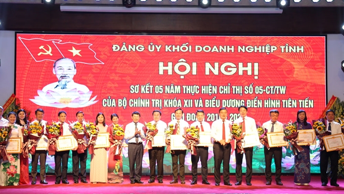 Chủ tịch UBND tỉnh Bắc Giang Lê Ánh Dương và lãnh đạo Đảng ủy Khối doanh nghiệp tỉnh trao thưởng các cá nhân tiêu biểu.
