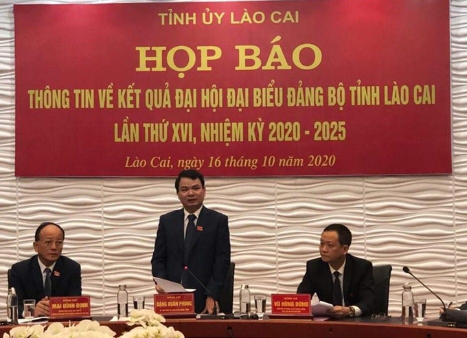 Bí thư Tỉnh ủy Lào Cai Đặng Xuân Phong (giữa) chủ trì buổi họp báo thông tin về kết quả Đại hội đại biểu Đảng bộ tỉnh Lào Cai lần thứ XVI, nhiệm kỳ 2020-2025. (Ảnh: PV)
