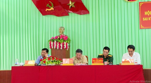 Đại biểu Quốc hội tiếp xúc cử tri tại xã Long Khánh. (Ảnh: Kim Trà)