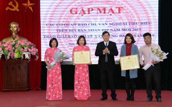 Nhóm tác giả nhận giải A, Giải báo chí về xây dựng Đảng tỉnh Sơn La năm 2018 (Ảnh: Trấn Long)