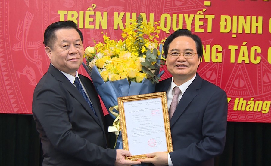 Đồng chí Nguyễn Trọng Nghĩa trao Quyết định của Bộ Chính trị cho đồng chí Phùng Xuân Nhạ.