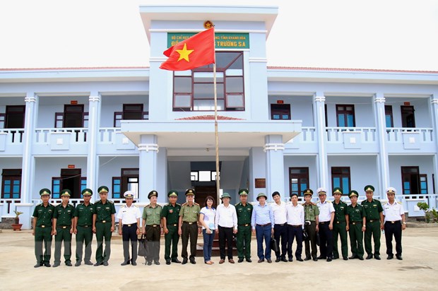 Đoàn công tác UBND tỉnh Khánh Hòa chụp ảnh lưu niệm với quân và dân trên đảo Trường Sa sau buổi kiểm tra. (Ảnh: TTXVN)