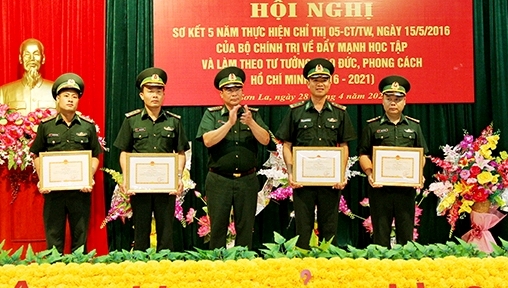 Các cá nhân có thành tích xuất sắc nhận Giấy khen của Bộ Chỉ huy BĐBP tỉnh Sơn La (Ảnh: Khải Hoàn)